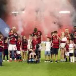 Crianças no campo com jogadores do Flamengo