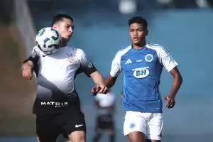 Jogadores disputam a bola no jogo Cruzeiro x Corinthians, pela 11ª rodada do Brasileirão Sub-20 2025. Foto: Gustavo Martins/Cruzeiro