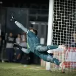 Léo Jardim, goleiro do Vasco, defendendo pênalti no jogo de volta pela 3ª fase da Copa do Brasil 2025. Foto: Matheus Lima/Vasco