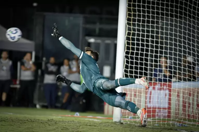 Léo Jardim, goleiro do Vasco, defendendo pênalti no jogo de volta pela 3ª fase da Copa do Brasil 2025. Foto: Matheus Lima/Vasco