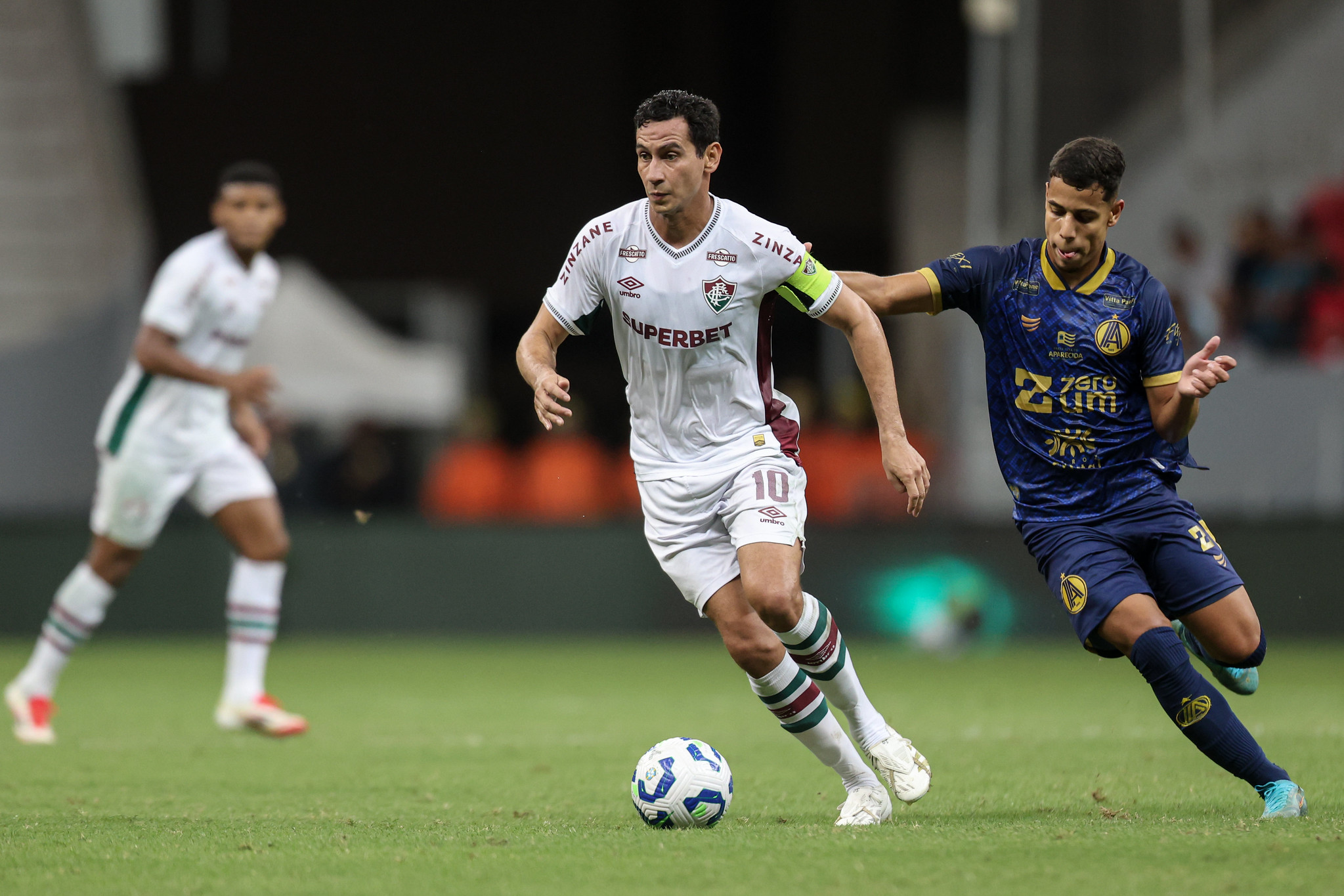 Ganso com a posse de bola no jogo contra o Aparecidense, pela Copa do Brasil 2025 (3ª fase). Foto: MARCELO GONÇALVES/FLUMINENSE F.C.