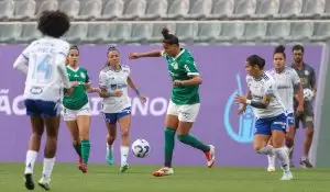 Jogadoras disputam a bola em Palmeiras 0 x 1 Cruzeiro, pela 12ª rodada do Brasileirão Feminino 2025. Foto: Fabio Menotti/Palmeiras