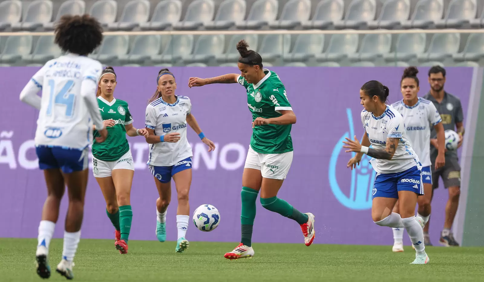 Jogadoras disputam a bola em Palmeiras 0 x 1 Cruzeiro, pela 12ª rodada do Brasileirão Feminino 2025. Foto: Fabio Menotti/Palmeiras