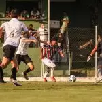 Jogadores disputam a bola em Fluminense 2 x 1 Grêmio, pela 11ª rodada do Brasileirão Sub-20 2025. Foto: LEONARDO BRASIL/FLUMINENSE F.C.