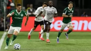 Paulinho com a posse de bola no jogo Palmeiras 3 x 0 Ceará, pela 3ª fase (volta) da Copa do Brasil 2025. Foto: Cesar Greco/Palmeiras