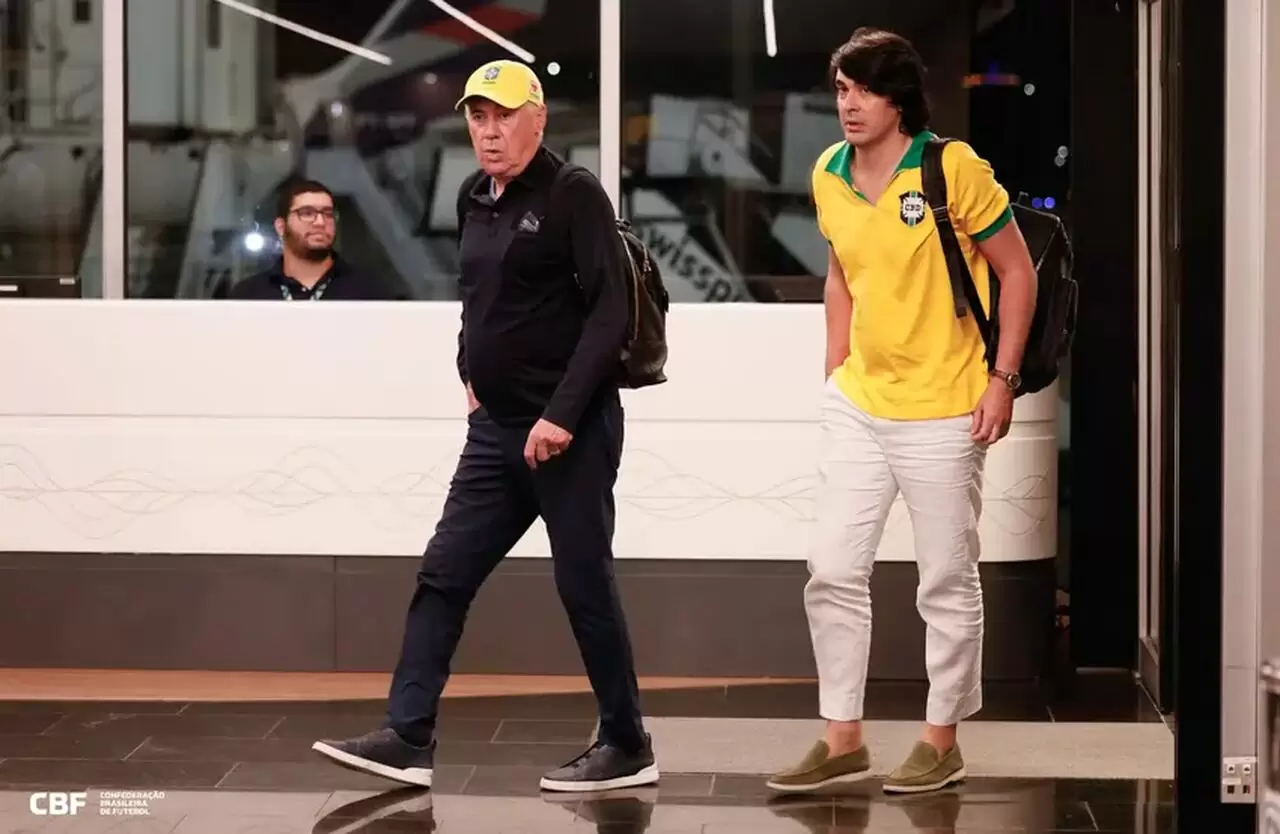 Carlo Ancelotti ao lado de Diego Fernandes
