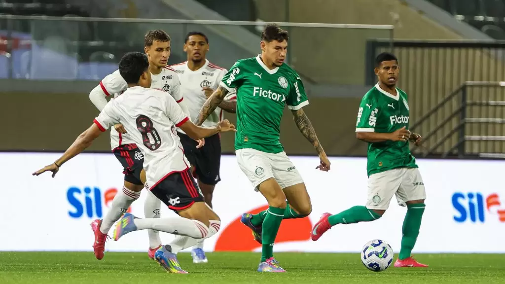 Jogadores disputam a bola em Palmeiras 2 x 1 Flamengo, pela 12ª rodada do Brasileirão Sub-20 2025. Foto: Fabio Menotti/Palmeiras