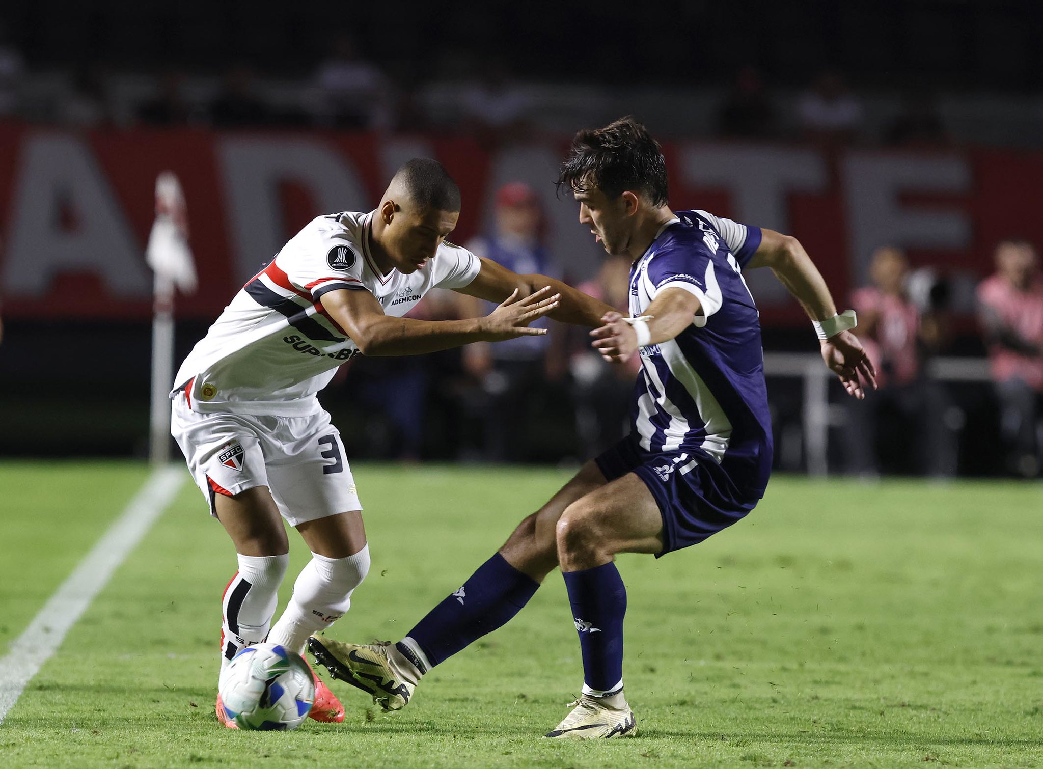 Jogadores disputam a bola em São Paulo x Talleres, pela Libertadores 2025. Foto: Rubens Chiri e Paulo Pinto/Saopaulofc.net
