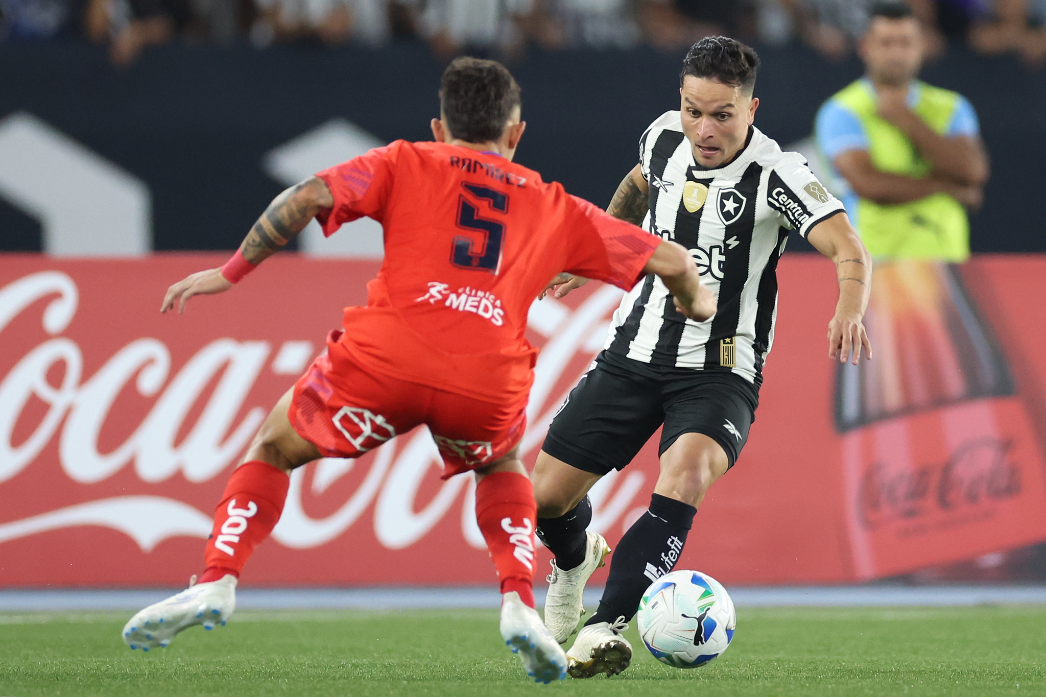 Jogadores disputam a bola em Botafogo x Universidad de Chile, pela Libertadores 2025. Foto: Vitor Silva/Botafogo