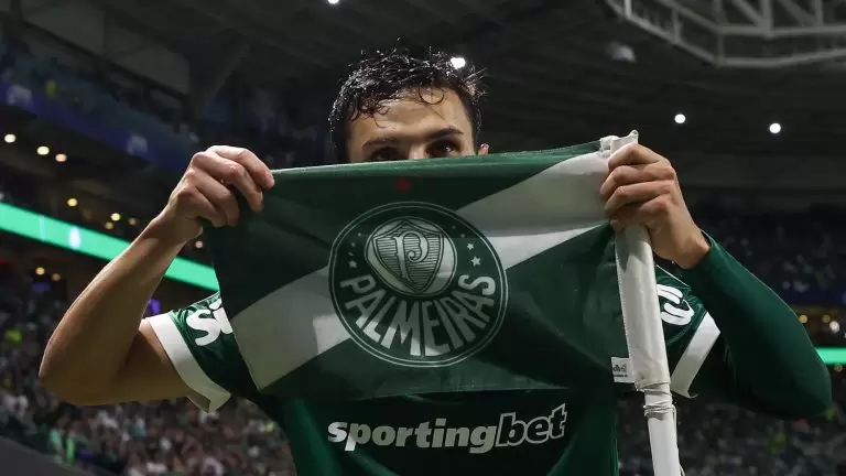 Raphael Veiga, jogador do Palmeiras, comemorando gol com a bandeirinha do clube. Foto: Cesar Greco/Palmeiras