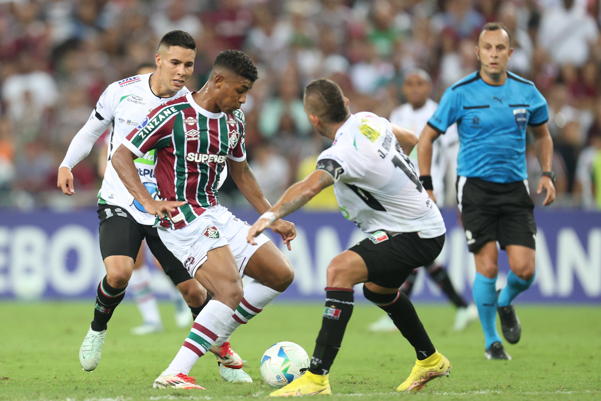 Jogadores disputam a bola em Fluminense x Once Caldas, pela 6ª rodada da Sul-Americana 2025. Foto: MARCELO GONÇALVES/FLUMINENSE F.C.