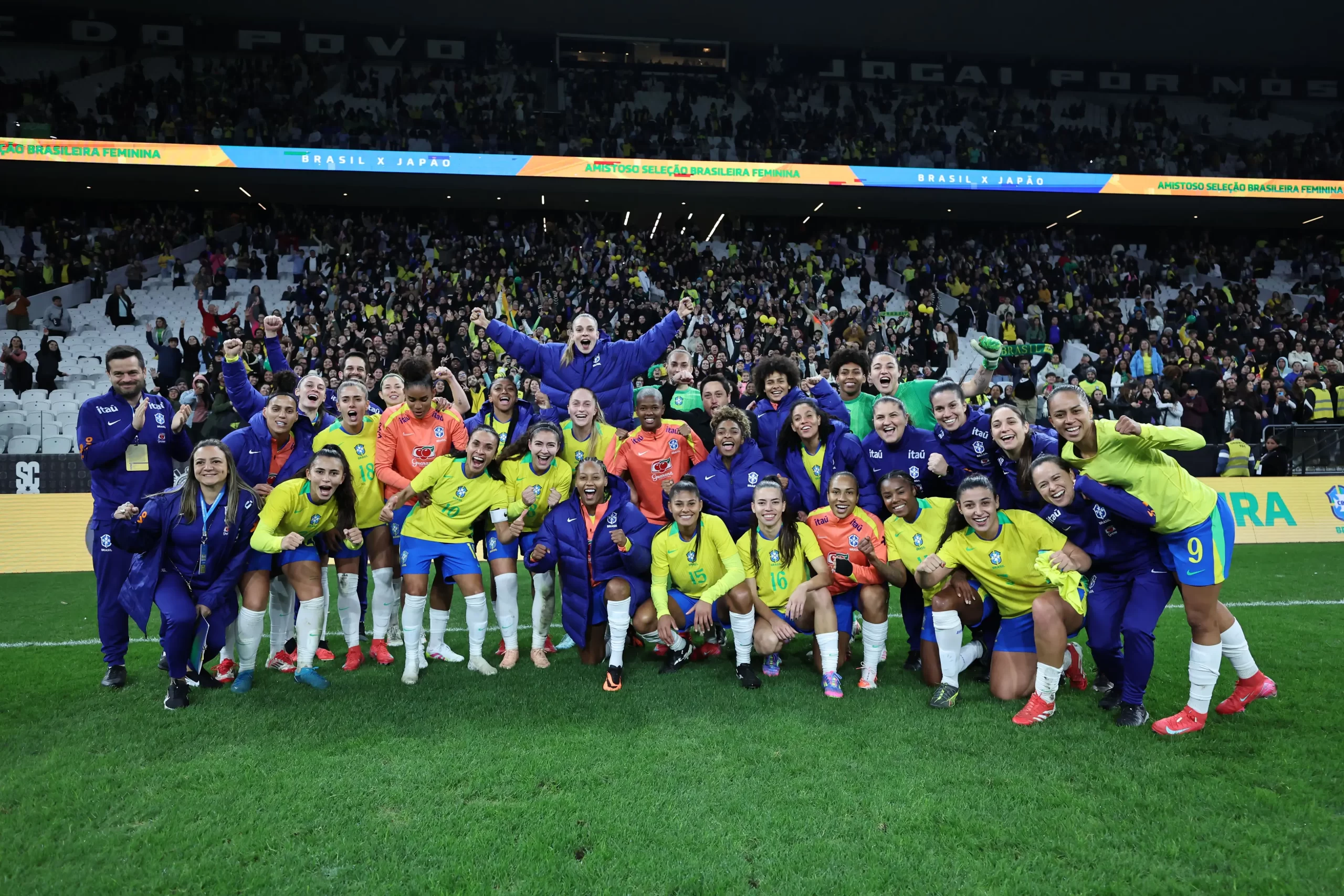 Jogadoras e comissão técnica após vencer o Japão por 3 a 1 na Neo Química Arena em São Paulo