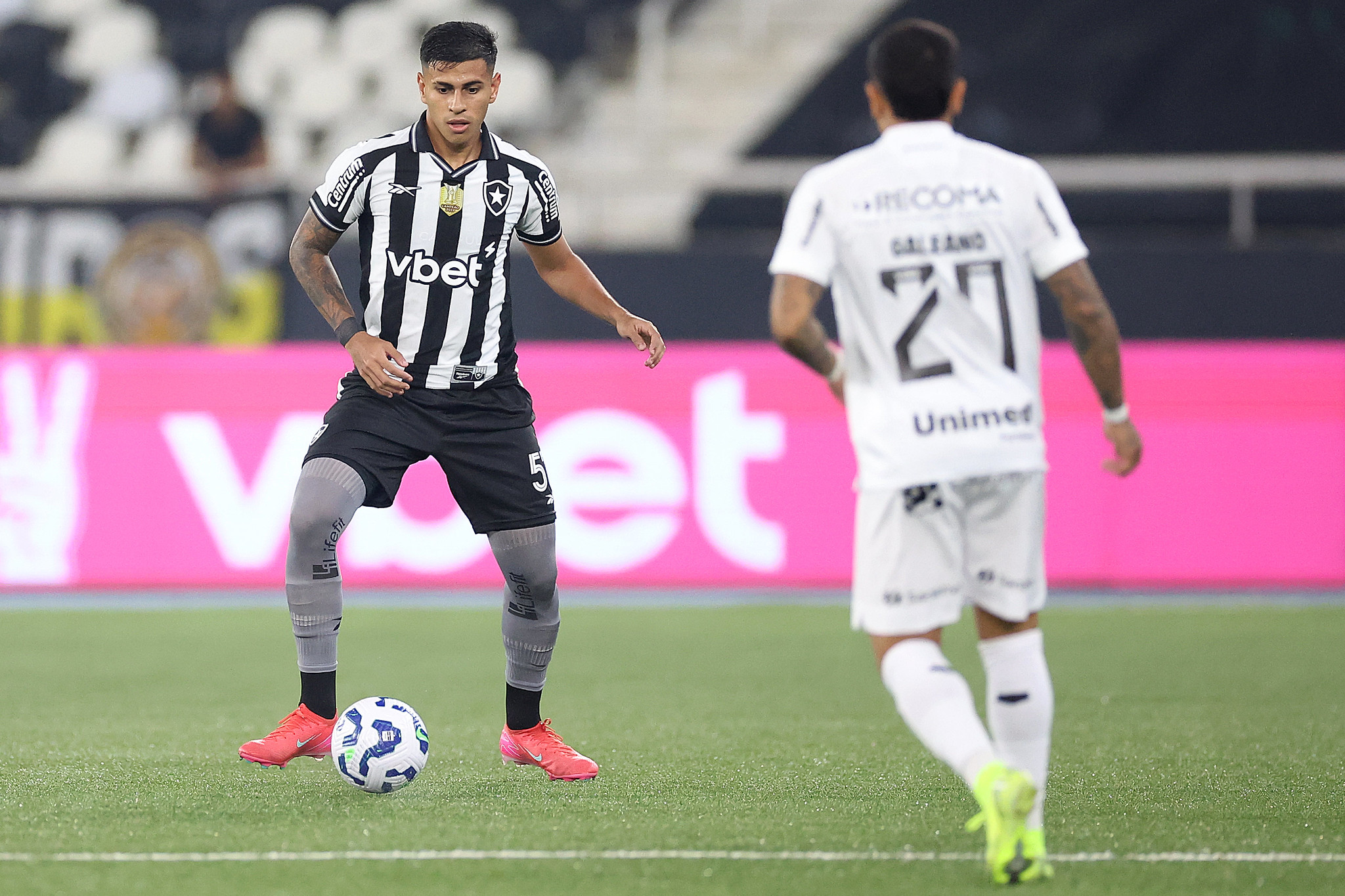 Jogadores disputam a bola em Botafogo x Ceará, pelo Brasileirão 2025. Foto: Vitor Silva/Botafogo