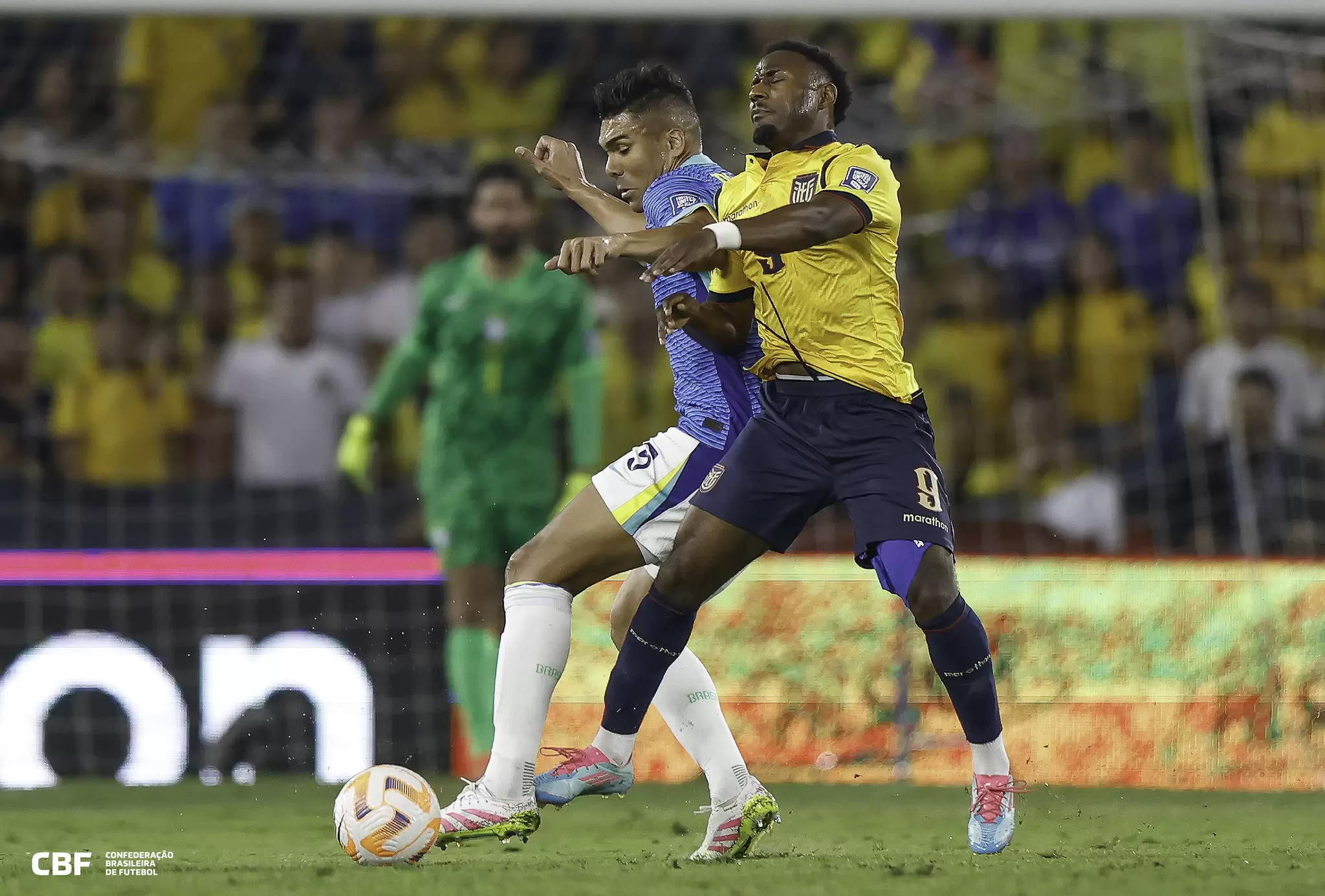 Casemiro disputa a bola no jogo Equador 0 x 0 Brasil, pela 15ª rodada das Eliminatórias Sul-americanas. Foto: Rafael Ribeiro/CBF