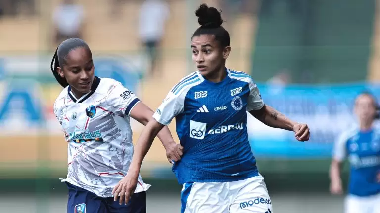 Jogadoras disputam a bola em Cruzeiro 5 x 1 3B da Amazônia, pela 13ª rodada do Brasileirão Feminino 2025. Foto: Gustavo Martins/Cruzeiro