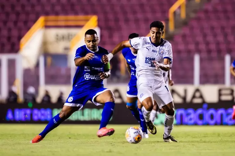Jogadores disputam a bola em Confiança 2 x 0 Bahia, pela 5ª rodada da Copa do Nordeste 2025. Foto: Letícia Martins/EC Bahia