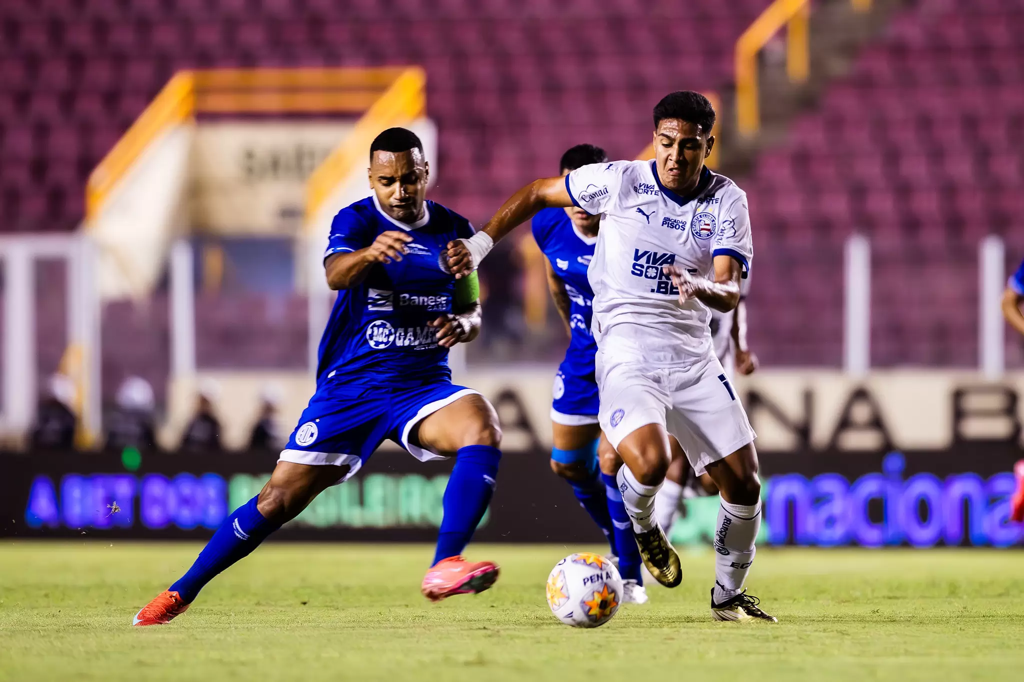 Jogadores disputam a bola em Confiança 2 x 0 Bahia, pela 5ª rodada da Copa do Nordeste 2025. Foto: Letícia Martins/EC Bahia