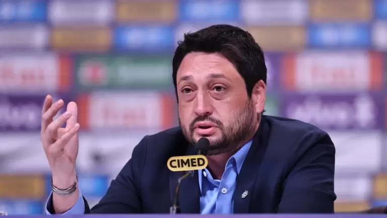 Arthur Elias, técnico da Seleção Brasileira Feminina, convocando atletas para a Copa América Feminina 2025. Foto: Lívia Villas Boas/CBF