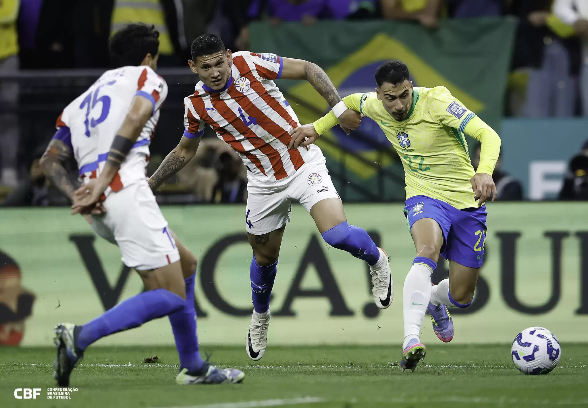 Martinelli, da Seleção Brasileira, disputa a bola com jogadores do Paraguai, nas Eliminatórias Sul-americanas, 2025. Foto: Rafael Ribeiro/CBF