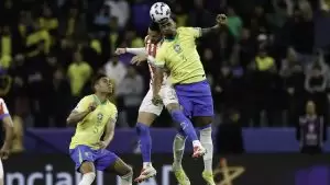 Jogadores disputam a bola em Brasil 1 x 0 Paraguai, pela 16ª rodada das Eliminatórias Sul-americanas para a Copa do Mundo 2026. Foto: @rafaelribeiro