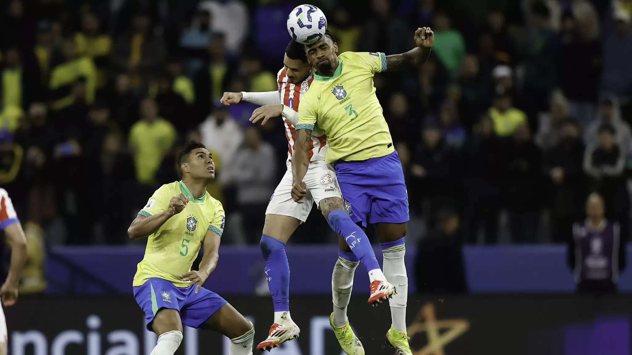 Jogadores disputam a bola em Brasil 1 x 0 Paraguai, pela 16ª rodada das Eliminatórias Sul-americanas para a Copa do Mundo 2026. Foto: @rafaelribeiro