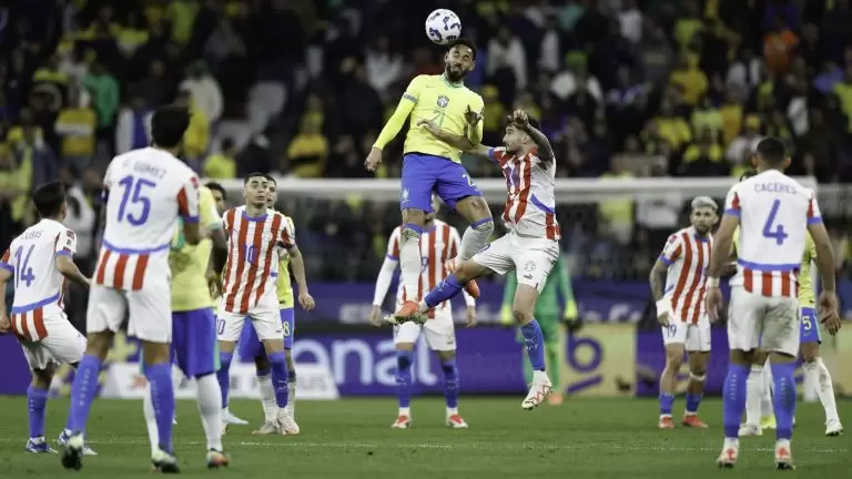 Jogadores disputam a bola em Brasil 1 x 0 Paraguai, pela 16ª rodada das Eliminatórias Sul-americanas para a Copa do Mundo 2026. Foto: @rafaelribeiro