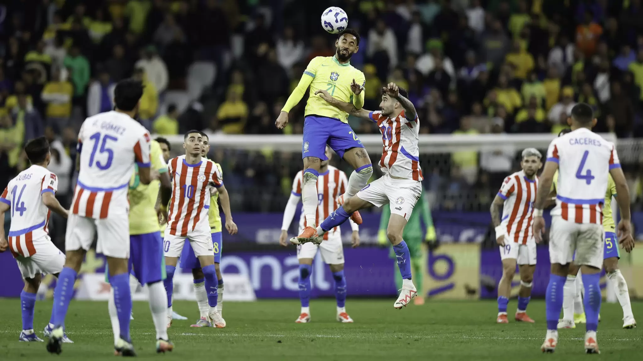 Jogadores disputam a bola em Brasil 1 x 0 Paraguai, pela 16ª rodada das Eliminatórias Sul-americanas para a Copa do Mundo 2026. Foto: @rafaelribeiro
