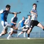 Jogadores disputam a bola em Cruzeiro 5 x 1 Grêmio, pela 13ª rodada do Brasileirão Sub-20 2025. Foto: Gustavo Martins/Cruzeiro