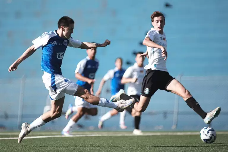 Jogadores disputam a bola em Cruzeiro 5 x 1 Grêmio, pela 13ª rodada do Brasileirão Sub-20 2025. Foto: Gustavo Martins/Cruzeiro