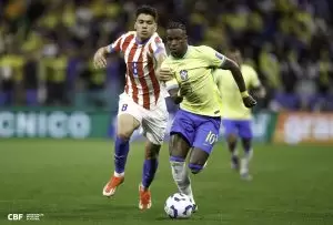 Jogadores disputam a bola em Brasil 1 x 0 Paraguai, pela 16ª rodada das Eliminatórias Sul-americanas para a Copa do Mundo 2026. Foto: @rafaelribeiro
