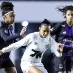 Jogadoras disputam a bola em Santos 3 x 0 Pérolas Negras, pela 2ª fase da Copa do Brasil Feminina 2025. Foto: Reinaldo Campos/Santos F.C.