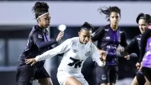 Jogadoras disputam a bola em Santos 3 x 0 Pérolas Negras, pela 2ª fase da Copa do Brasil Feminina 2025. Foto: Reinaldo Campos/Santos F.C.
