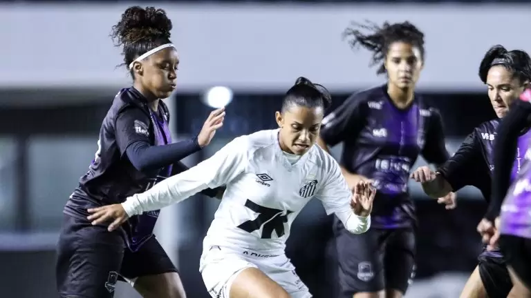 Jogadoras disputam a bola em Santos 3 x 0 Pérolas Negras, pela 2ª fase da Copa do Brasil Feminina 2025. Foto: Reinaldo Campos/Santos F.C.
