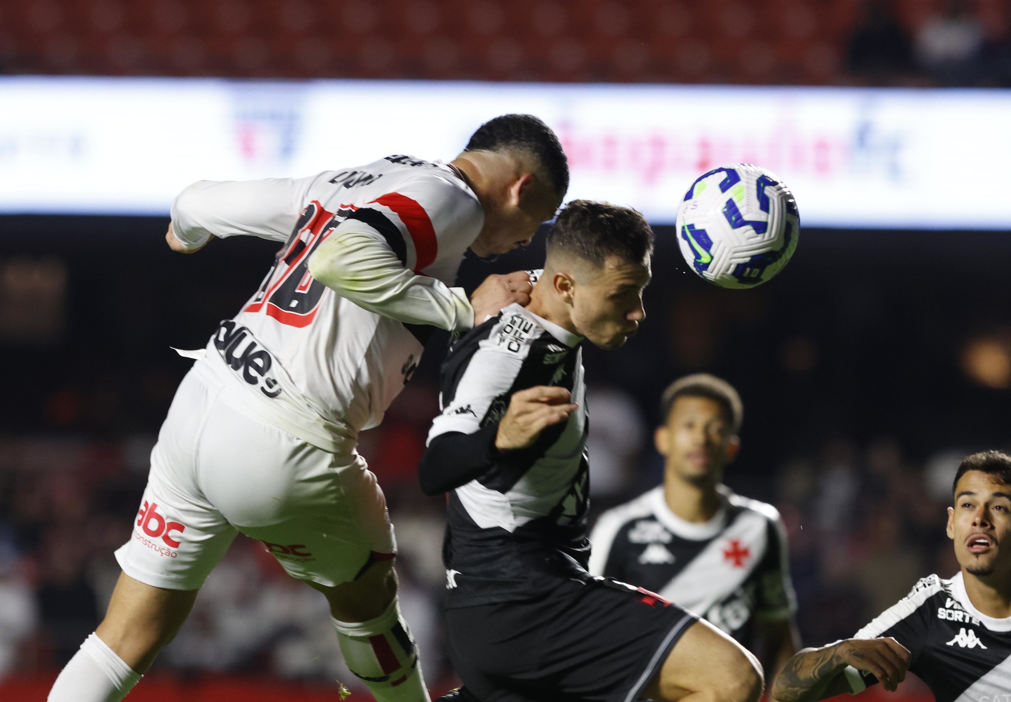 Jogadores disputam a bola em São Paulo 1 x 3 Vasco, pelo Brasileirão 2025. Foto: Rubens Chiri e Paulo Pinto/Saopaulofc.net