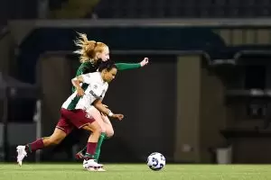 Jogadoras disputam a bola em Palmeiras 4 x 2 Fluminense, pela 14ª rodada do Brasileirão Feminino 2025. Foto: Rebeca Reis/Staff Images Woman/CBF