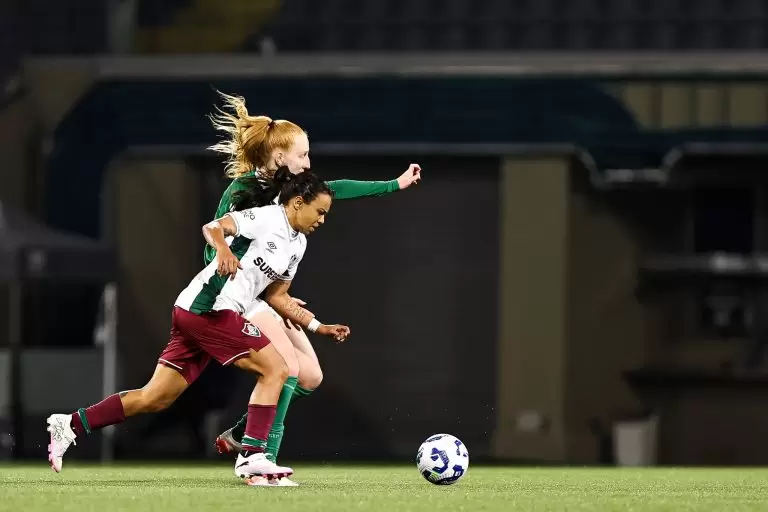 Jogadoras disputam a bola em Palmeiras 4 x 2 Fluminense, pela 14ª rodada do Brasileirão Feminino 2025. Foto: Rebeca Reis/Staff Images Woman/CBF