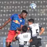 Jogadores disputam a bola em Corinthians 0 x 3 Red Bull Bragantino, pela 14ª rodada do Brasileirão Sub-20 2025. Foto: Fernando Roberto/Red Bull Brag