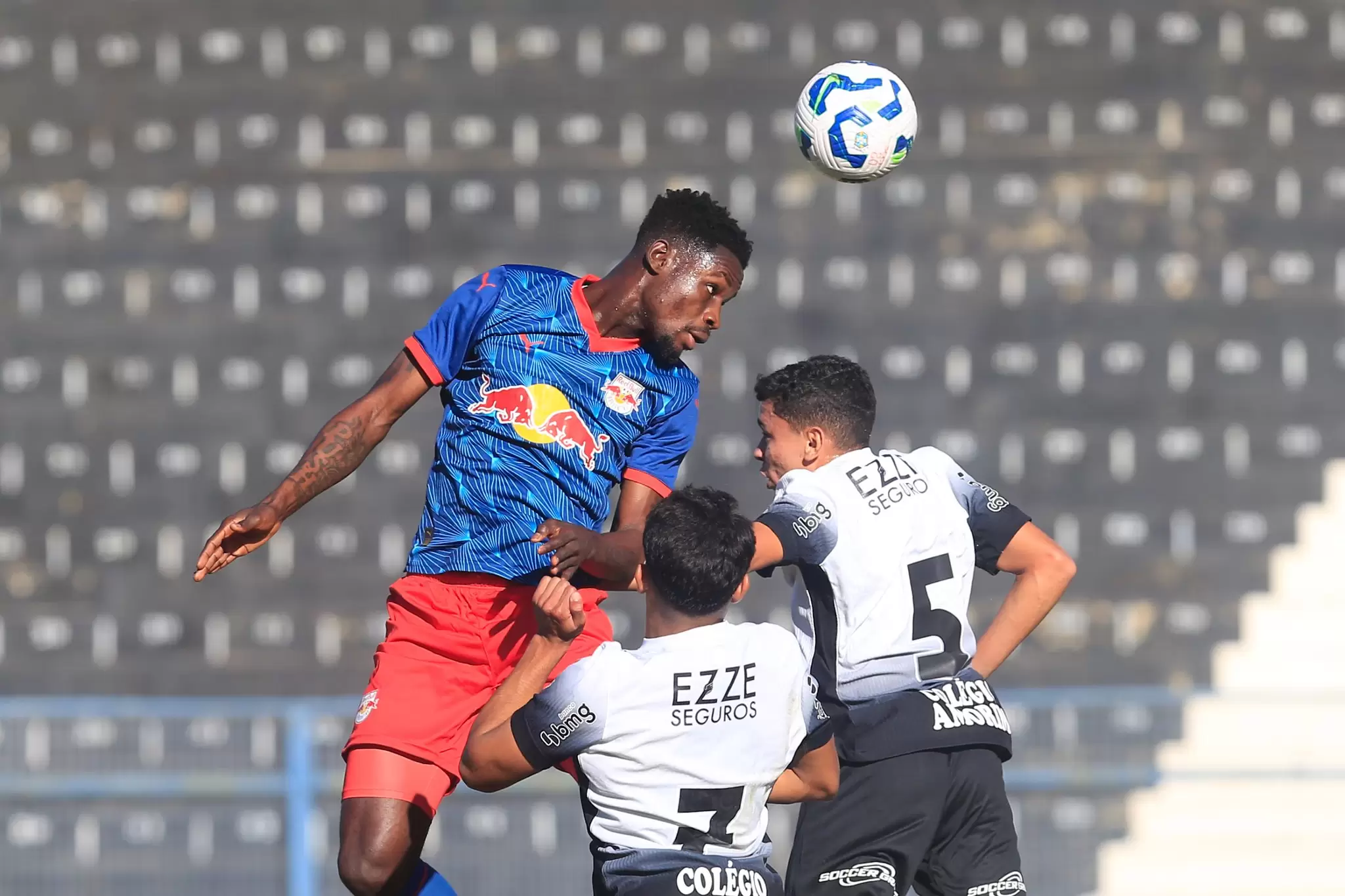 Jogadores disputam a bola em Corinthians 0 x 3 Red Bull Bragantino, pela 14ª rodada do Brasileirão Sub-20 2025. Foto: Fernando Roberto/Red Bull Brag