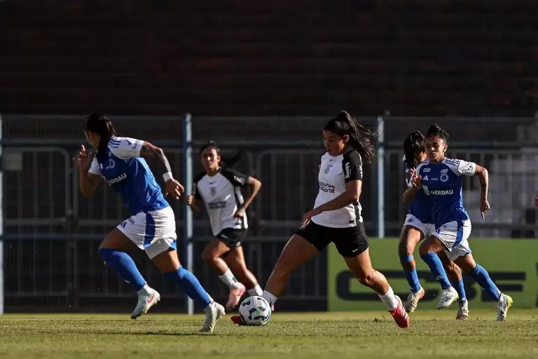 Jogadoras disputam a bola em Corinthians 4 x 2 Cruzeiro, pela 15ª rodada do Brasileirão Feminino 2025. Foto: Rebeca Reis/Staff Images Woman/CBF