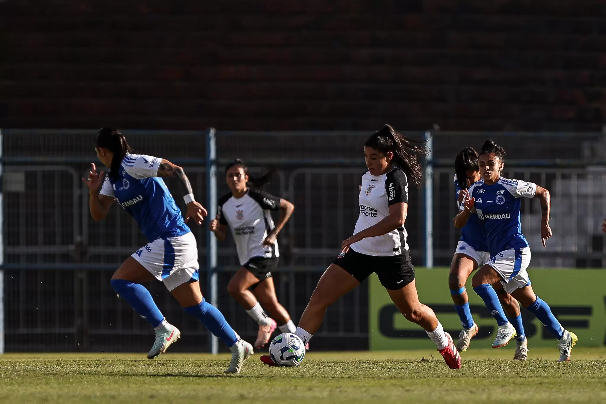 Jogadoras disputam a bola em Corinthians 4 x 2 Cruzeiro, pela 15ª rodada do Brasileirão Feminino 2025. Foto: Rebeca Reis/Staff Images Woman/CBF