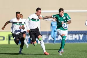 Jogadores disputam a bola em Palmeiras x América-MG, pela 15ª rodada do Brasileirão Sub-20 2025. Foto: Fabio Menotti/Palmeiras