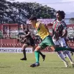 Jogadores disputam a bola em Fluminense 2 x 1 Cuiabá, pela 15ª rodada do Brasileirão Sub-20 2025. Foto: LEONARDO BRASIL/FLUMINENSE F.C.