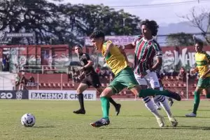 Jogadores disputam a bola em Fluminense 2 x 1 Cuiabá, pela 15ª rodada do Brasileirão Sub-20 2025. Foto: LEONARDO BRASIL/FLUMINENSE F.C.