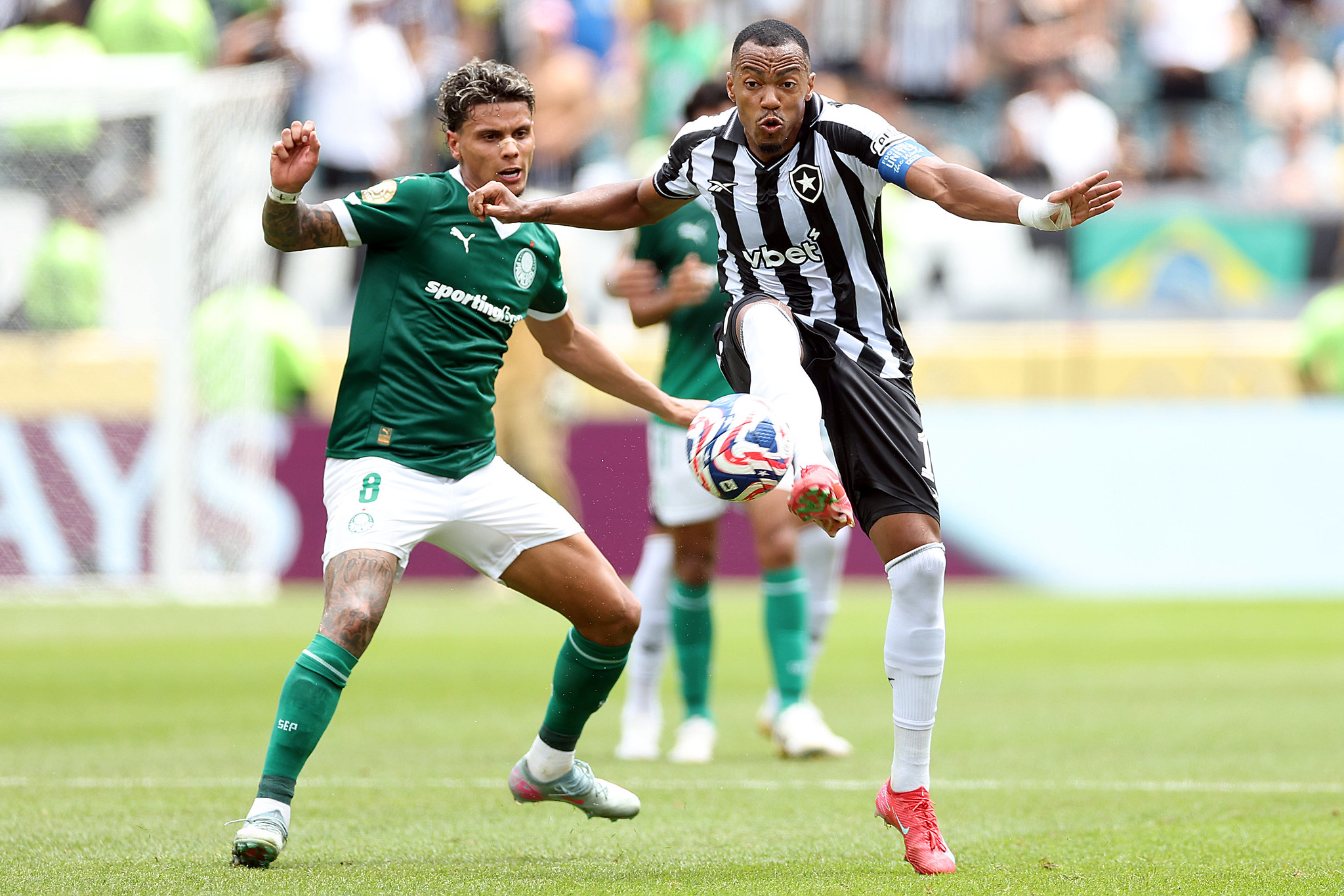 Richard Ríos (Palmeiras) e Marlon (Botafogo) disputam a bola nas oitavas do Mundial de Clubes 2025. Foto: Vitor Silva/Botafogo