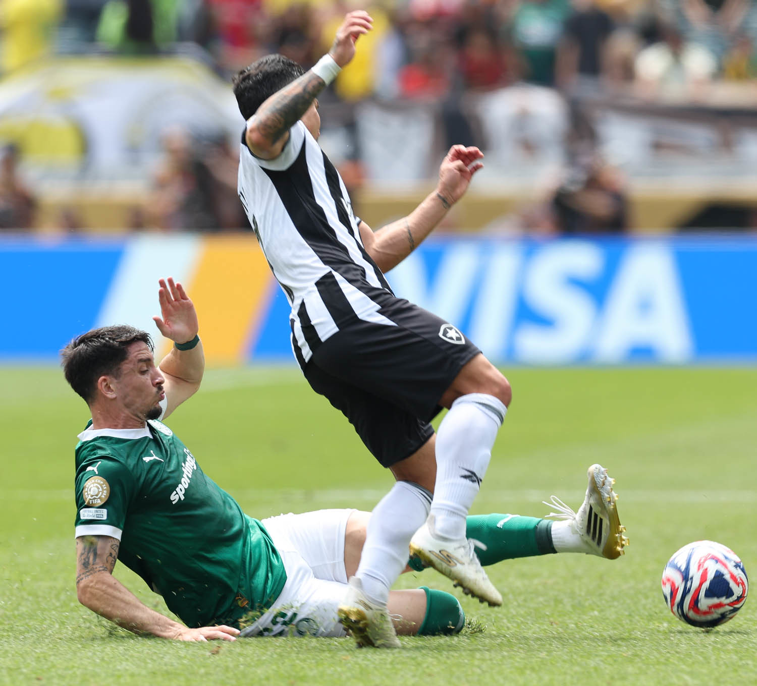 Joaquín Piquerez disputa a bola com jogador do Botafogo durante a Copa do Mundo de Clubes da Fifa 2025. Foto: Cesar Greco/Palmeiras