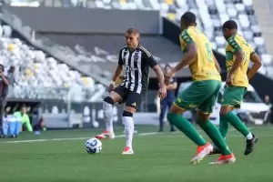 Jogadores disputam a bola na partida entre Atlético-MG e Cuiabá, 0 x 0, pela 16ª fase do Campeonato Brasileiro Sub-20 2025. Foto: Daniela Veiga/Atl
