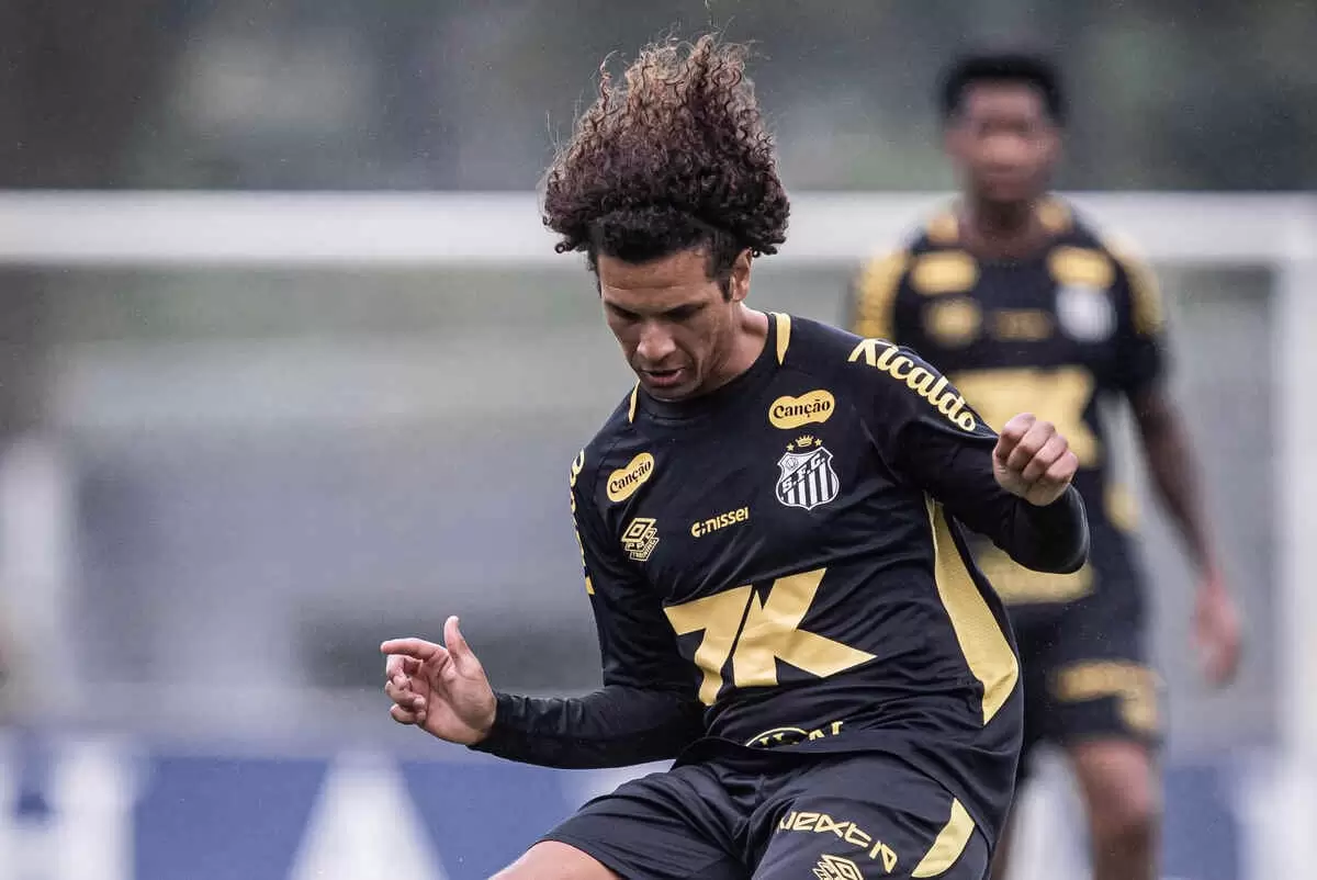 Willian Arão treina com a camisa do Santos