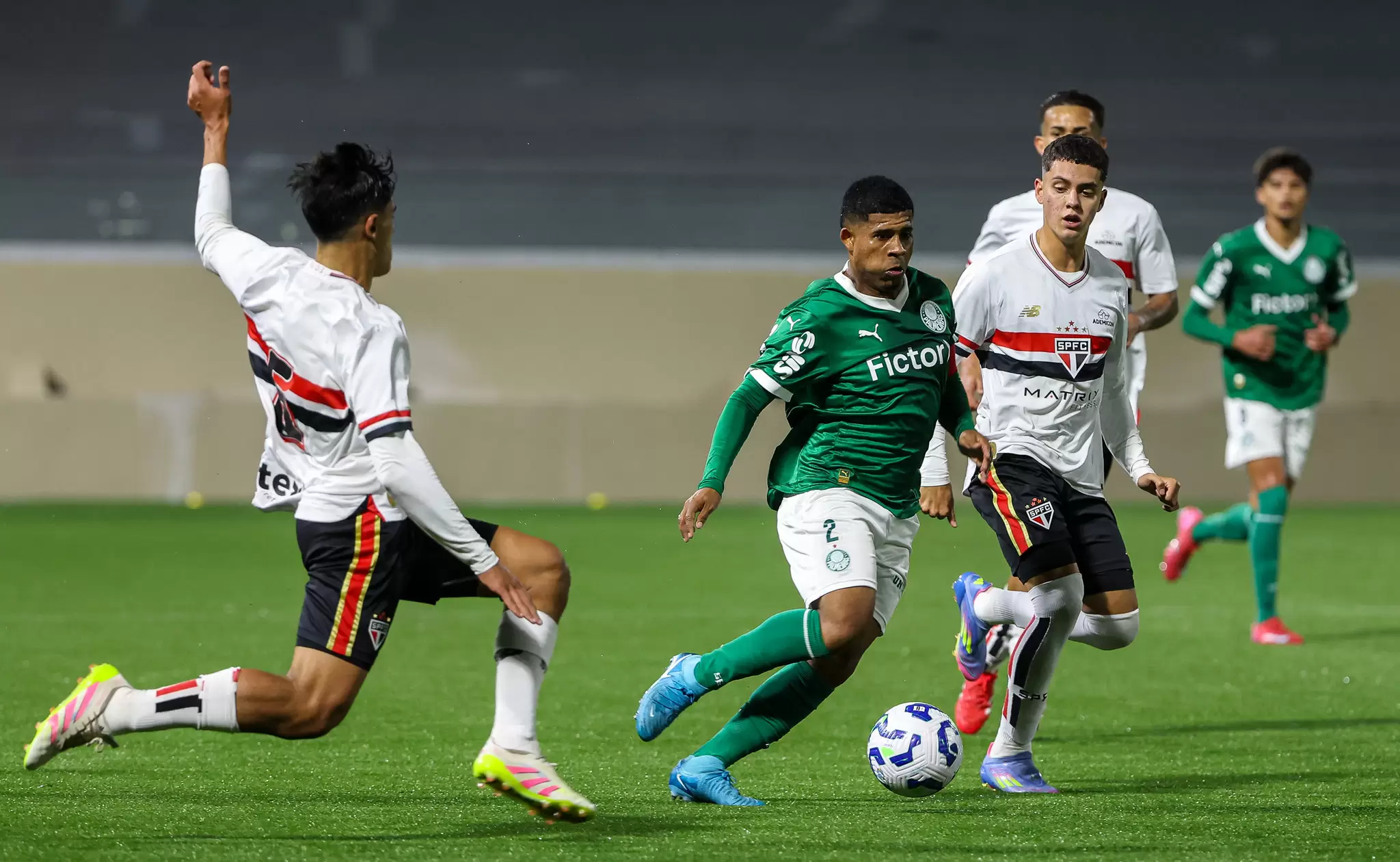 Jogadores disputam a bola em Palmeiras 3 x 2 São Paulo, 17ª rodada do Brasileirão Sub-20 2025. Foto: Fabio Menotti/Palmeiras