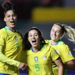 Amanda Gutierres e Dudinha celebram gol marcado pela volante na Copa América Feminina