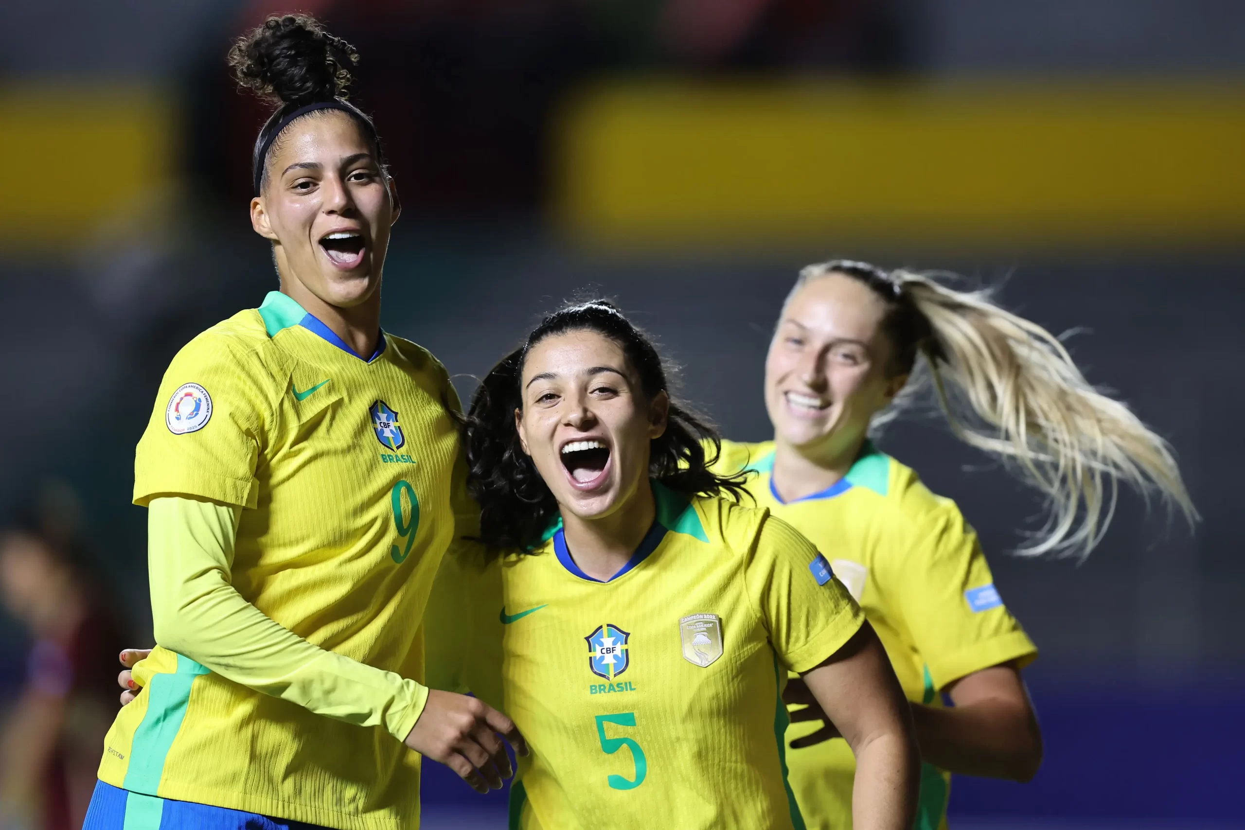 Amanda Gutierres e Dudinha celebram gol marcado pela volante na Copa América Feminina